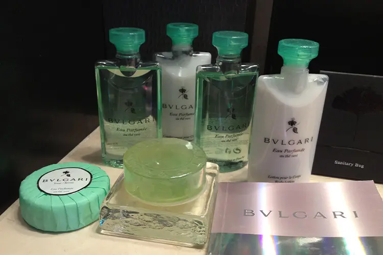 amenities da grife Bugari no hotel da marca