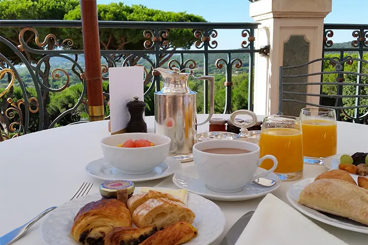 Café da manhã ao ar livre em hotel frances