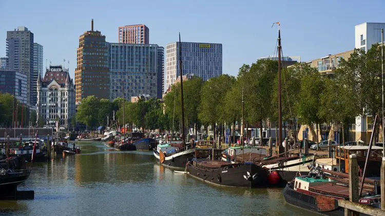 Rotterdam em dia de sol