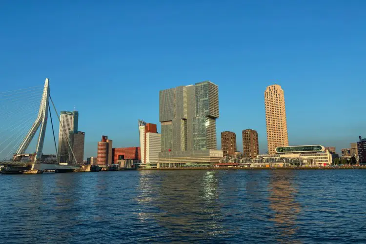 De Rotterdam, famoso prédio da cidade, em dia de sol