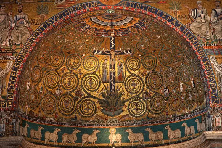 Interior da Basílica de São Clemente, com uma pintura grandiosa