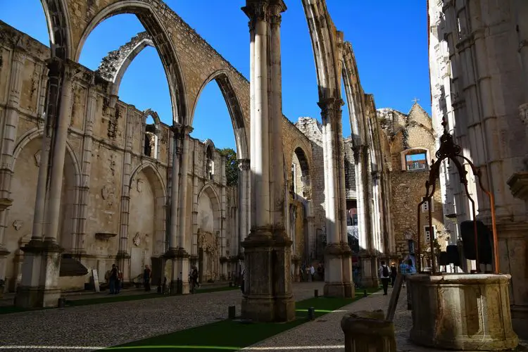 Convento do Carmo em dia de sol