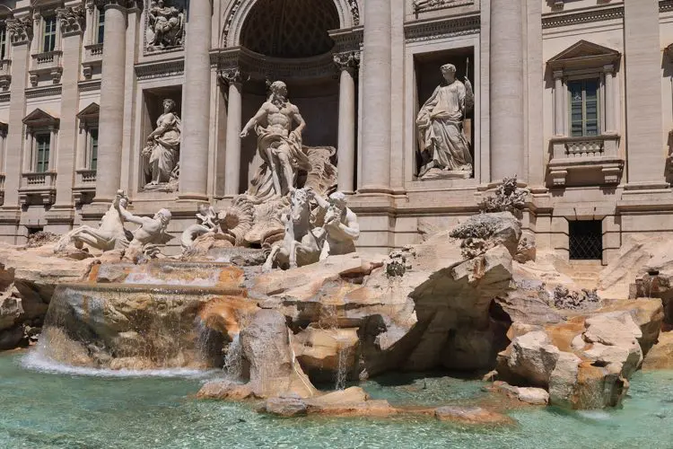 Fontana di Trevi em dia de sol