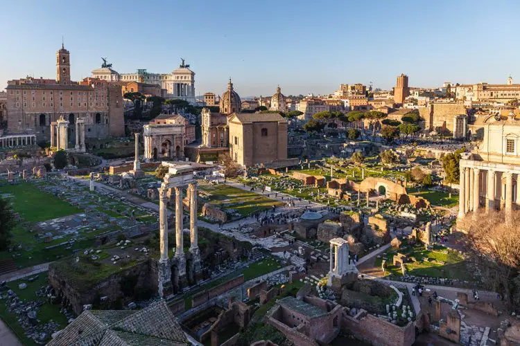 O Fórum Romano e o Palatino em dia de sol