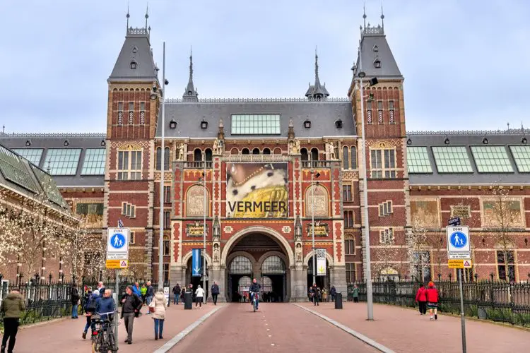 Rijksmuseum, um dos maiores museus em Amsterdam, em dia nublado