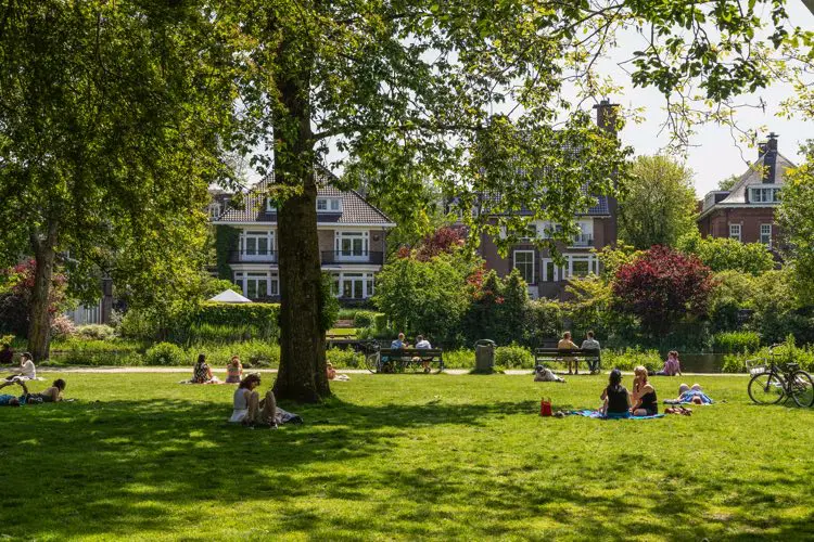 Parque Vondelpark, em dia de sol