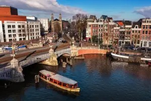 Canal de Amsterdam em dia de sol