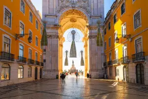 Portal que dá acesso à Praça do Comércio, em dia de sol