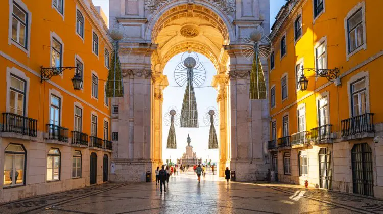 Portal que dá acesso à Praça do Comércio, em dia de sol