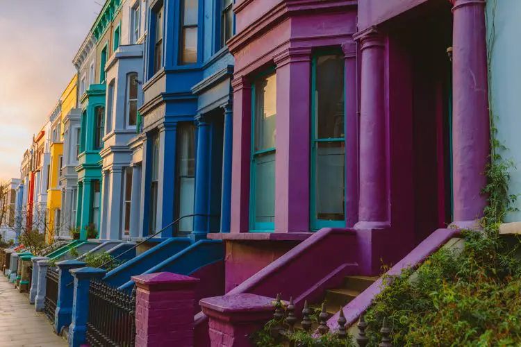 Casas coloridas em Notting Hill, no final da tarde