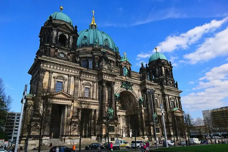 Catedral de Berlim em dia de sol