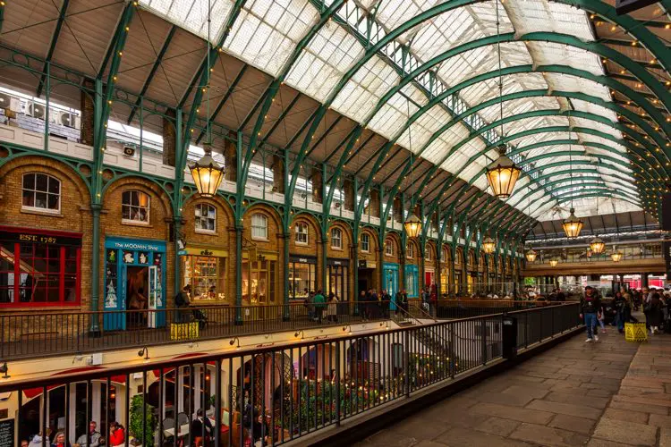 Mercado de Convent Garden, com suas lojas coloridas