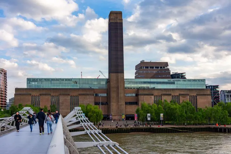 Tate Modern em dia nublado