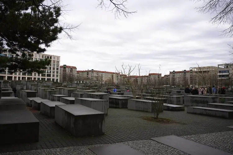 Memorial dos judeus mortos da Europa, em dia nublado