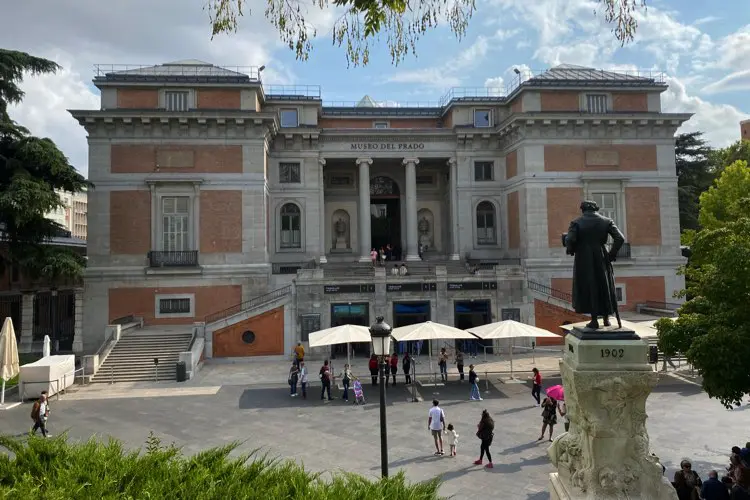 Museu do Prado, em dia nublado