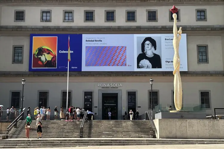 Museu Reina Sofia e sua entrada, com pessoas na fila