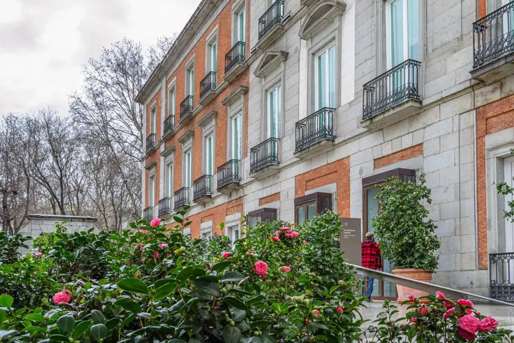 Museu Thyssen Bornemisza, em dia nublado