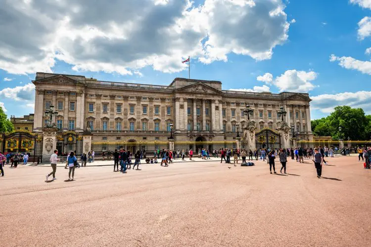 Palácio de Buckingham , em dia nublado