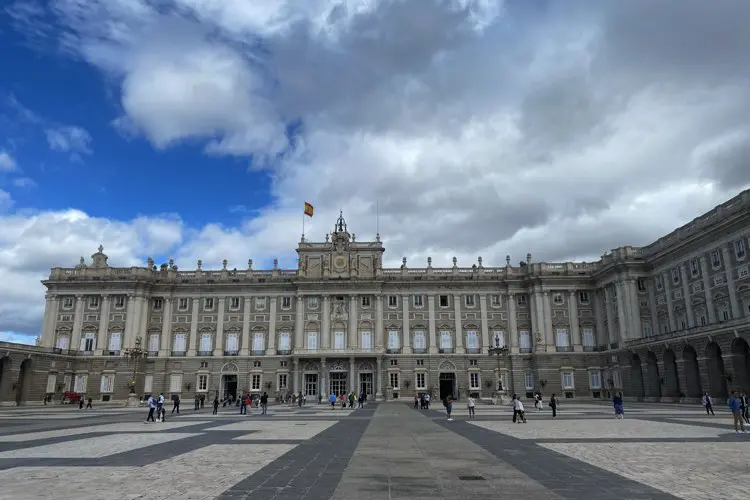Palácio Real de Madrid, em dia nublado