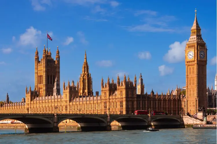 Palácio de Westminster e Big Ben em dia de sol