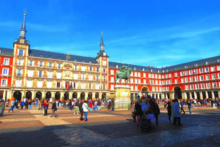 Plaza Mayor em dia de sol