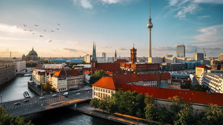 Vista panorâmica da cidade de Berlim, na Alemanha, em dia de sol