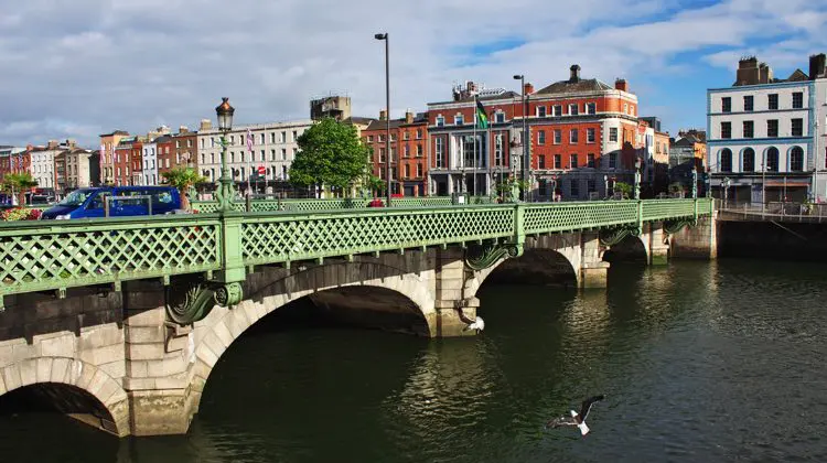 Ponte em Dublin, em dia nublado