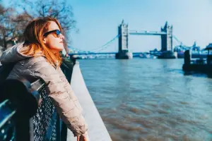 Mulher admirando os pontos turísticos de Londres, em dia de sol