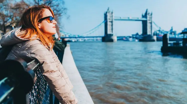 Mulher admirando os pontos turísticos de Londres, em dia de sol