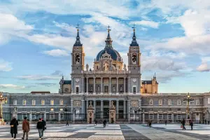Catedral de Almudena, um dos pontos turísticos de Madrid, em dia nublado