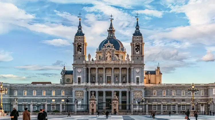 Catedral de Almudena, um dos pontos turísticos de Madrid, em dia nublado
