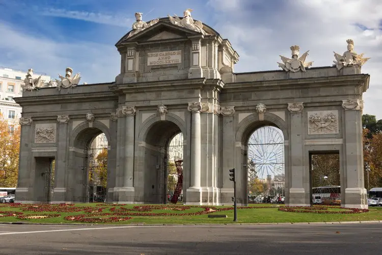 Puerta de Alcalá, em dia de sol com nuvens