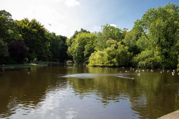 St Stephens Green Park em dia nublado
