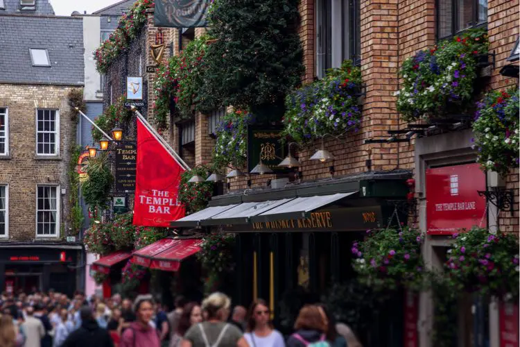Temple bar, com muitas pessoas caminhando na frente