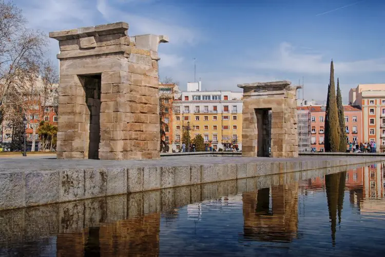 Templo de Debod, em dia de sol com poucas nuvens