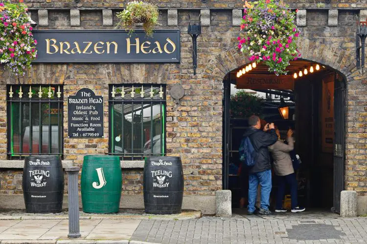 The Brazen Head e sua fachada bem irlandesa