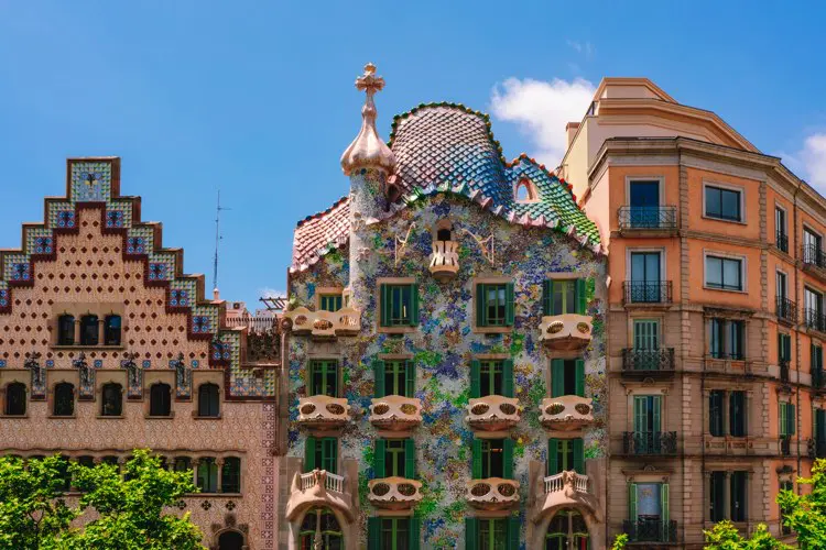 Casa Batllô em dia de sol