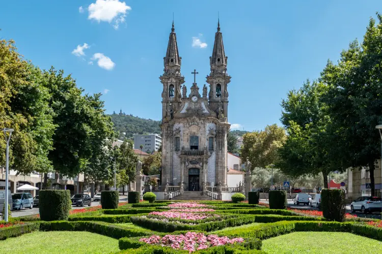 Guimarães é a cidade onde nasceu Portugal e preserva muita história.