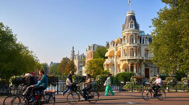 Ponte no Museumbrug em Amsterdam