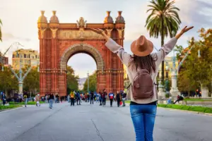 Mulher em frente ao Arco do Triunfo de Barcelona