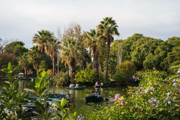 Pessoas em barco no Parc de la Ciutadella, em dia nublado