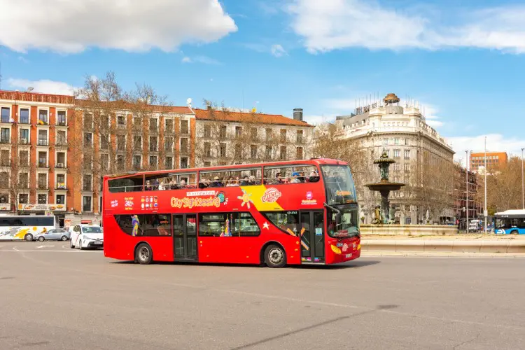 Ônibus turístico cheio de turistas em Madrid.