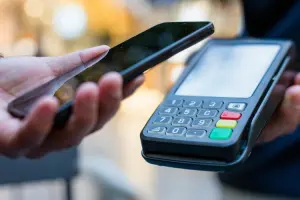 celular pagando na máquina de cartão