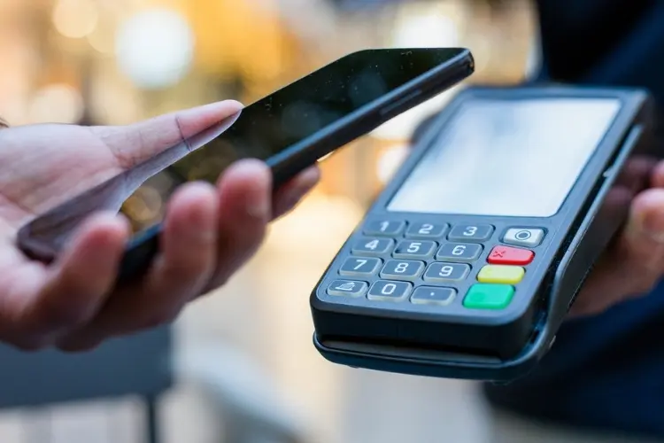 celular pagando na máquina de cartão