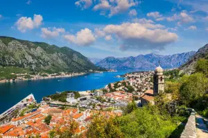 Vista aérea de Kotor, a partir da Fortaleza de São João (St. John’s Fortress), com a cidade histórica de Kotor e a baía circundada por montanhas ao fundo