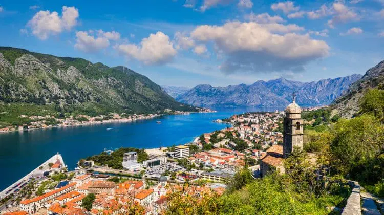 Vista aérea de Kotor, a partir da Fortaleza de São João (St. John’s Fortress), com a cidade histórica de Kotor e a baía circundada por montanhas ao fundo