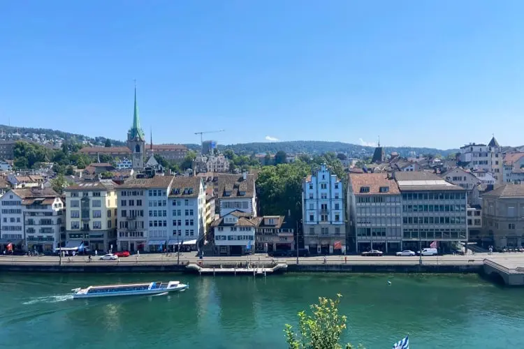 Vista de cima do Rio Limmat, maior afluente do famoso Rio Zurique, em um dia de sol