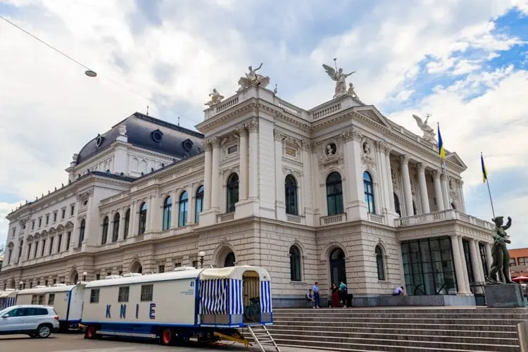Ópera de Zurique, visto pelo lado de fora, em um dia nublado