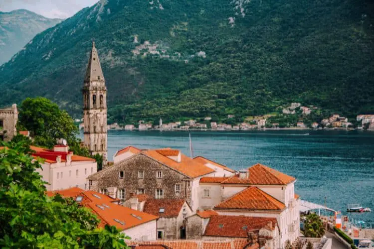 Perast é uma opção de hospedagem com preços mais convidativos e atmosfera mais tranquila nos arredores de Kotor