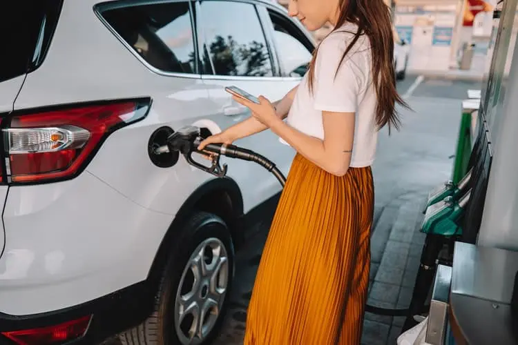 Viajante abastecendo veículo após alugar carro em Dublin